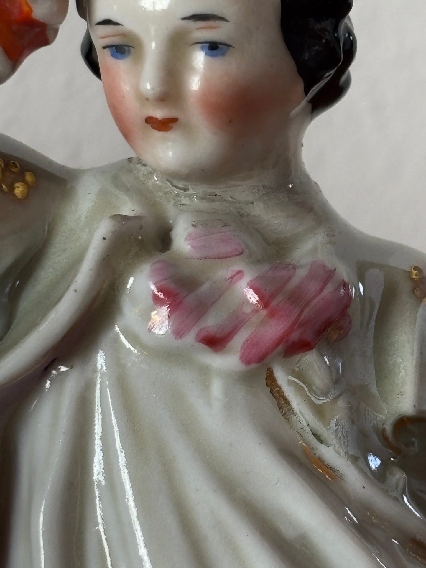 Porta Piuma in Ceramica Staffordshire – Giovane con Cesto