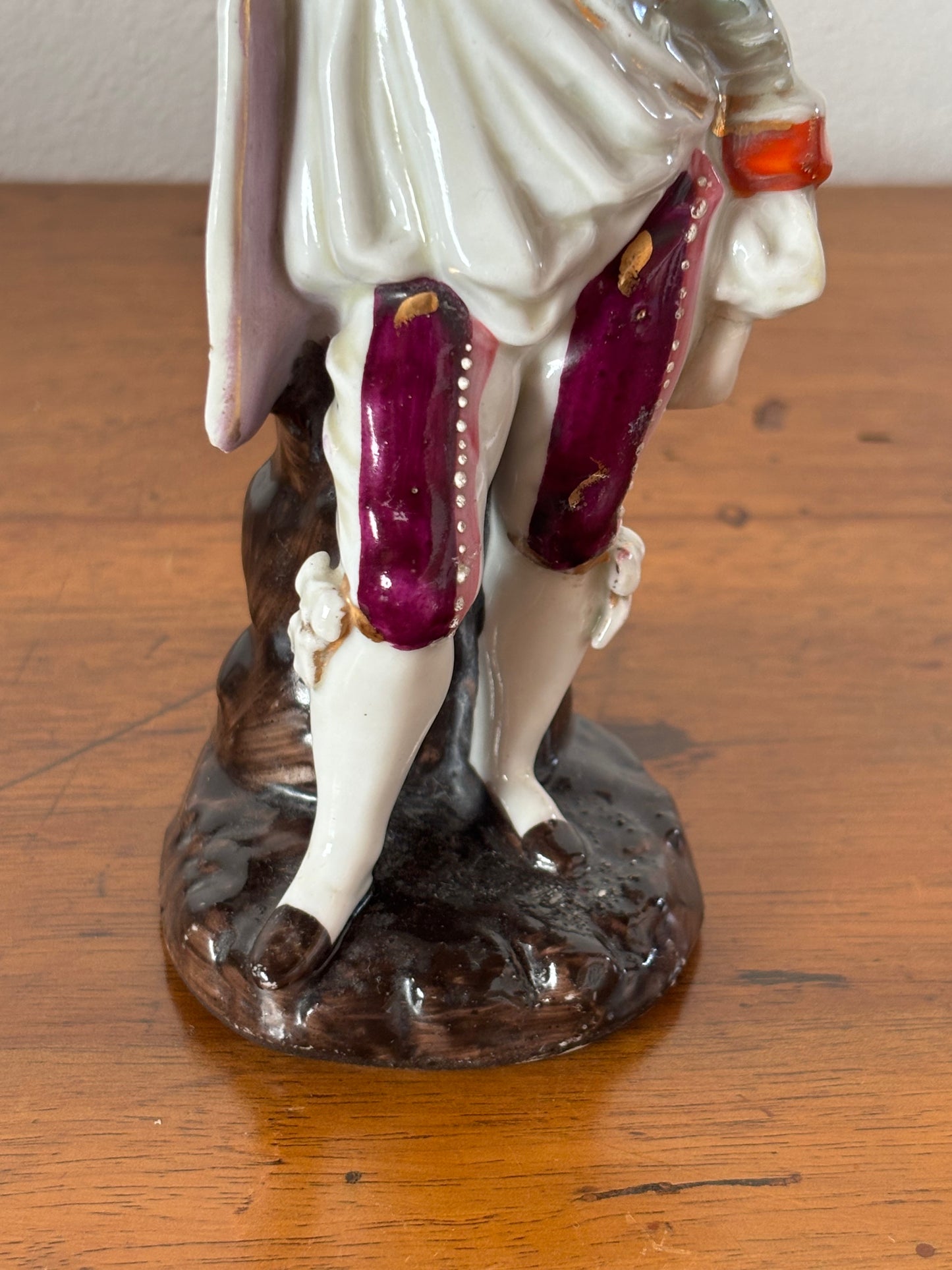 Porta Piuma in Ceramica Staffordshire – Giovane con Cesto
