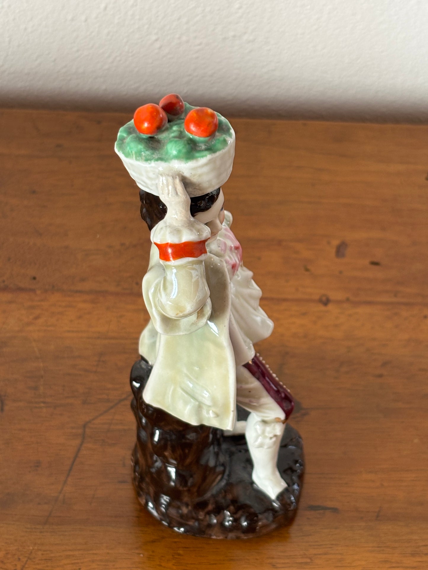 Porta Piuma in Ceramica Staffordshire – Giovane con Cesto