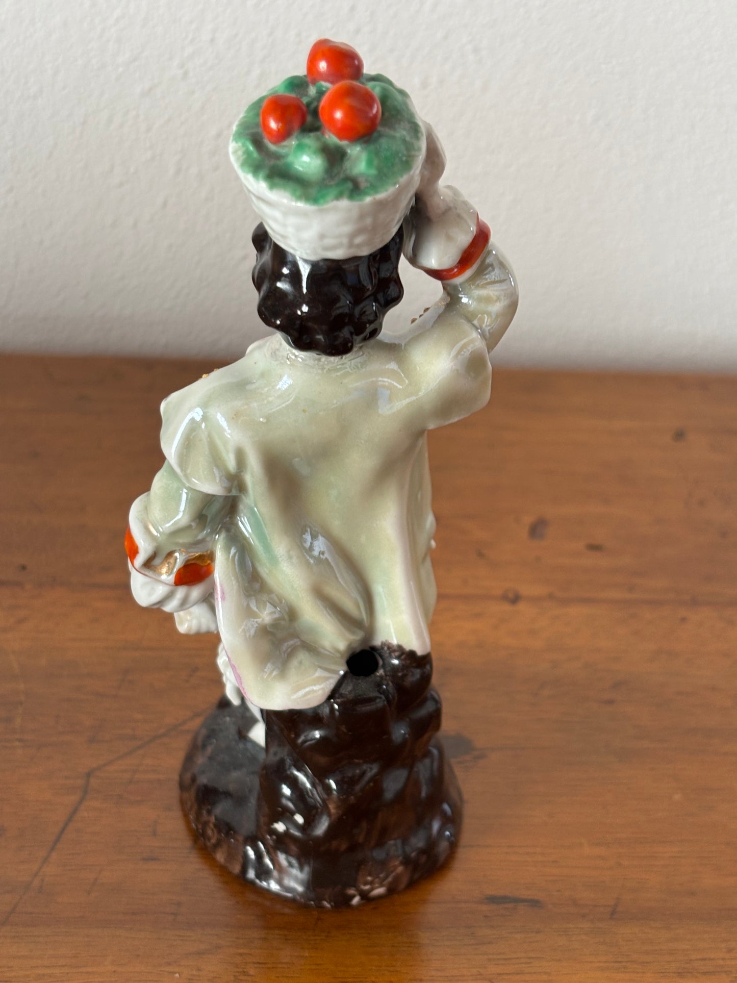 Porta Piuma in Ceramica Staffordshire – Giovane con Cesto