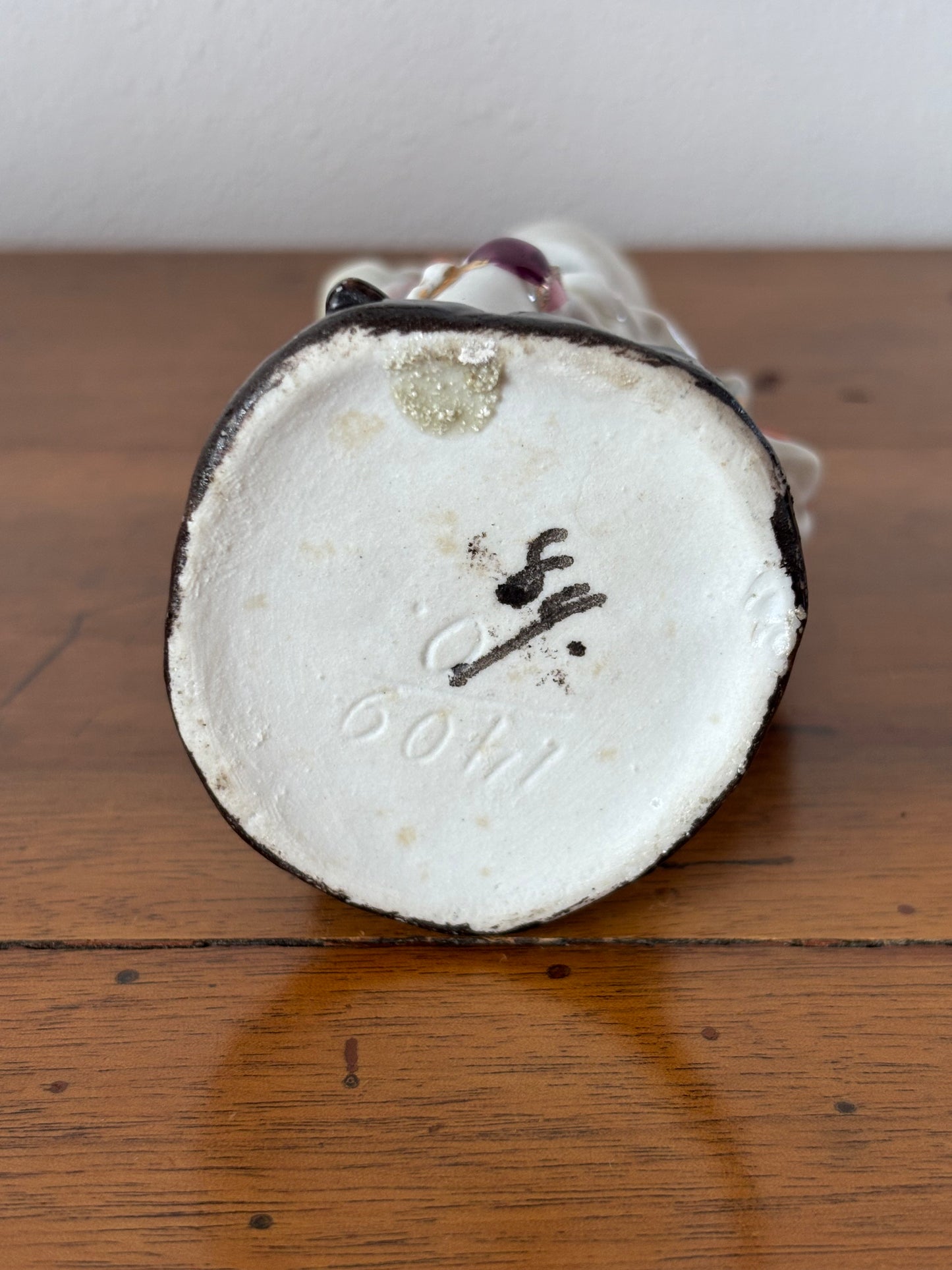 Porta Piuma in Ceramica Staffordshire – Giovane con Cesto