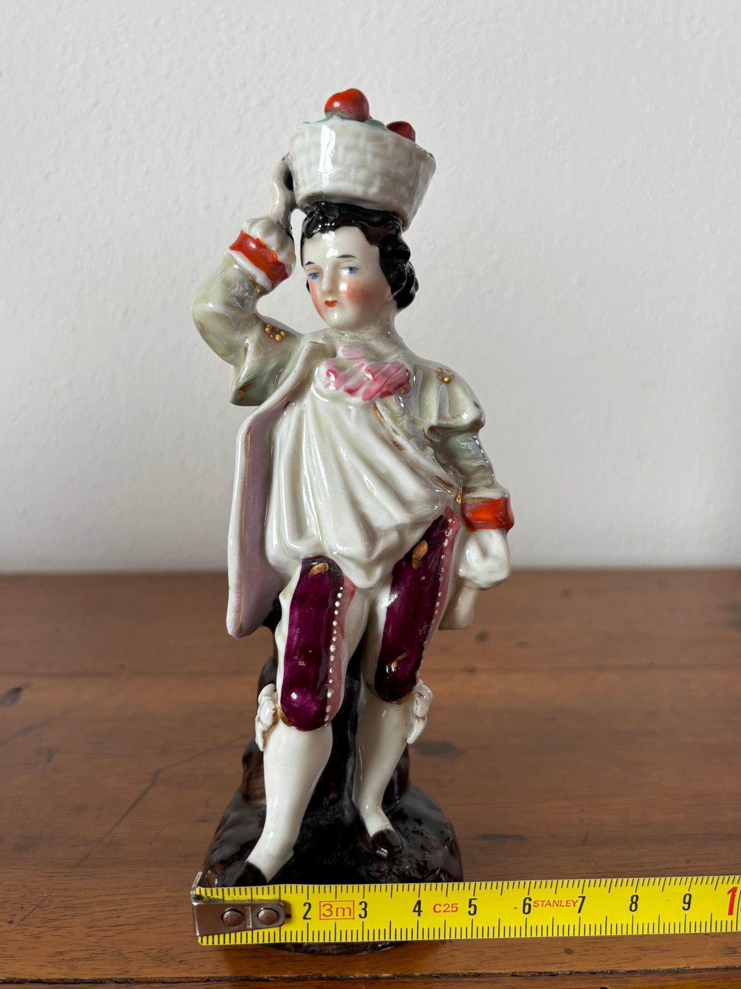 Porta Piuma in Ceramica Staffordshire – Giovane con Cesto