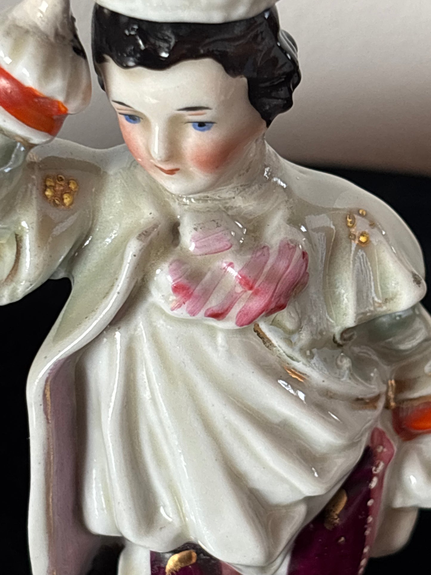 Porta Piuma in Ceramica Staffordshire – Giovane con Cesto
