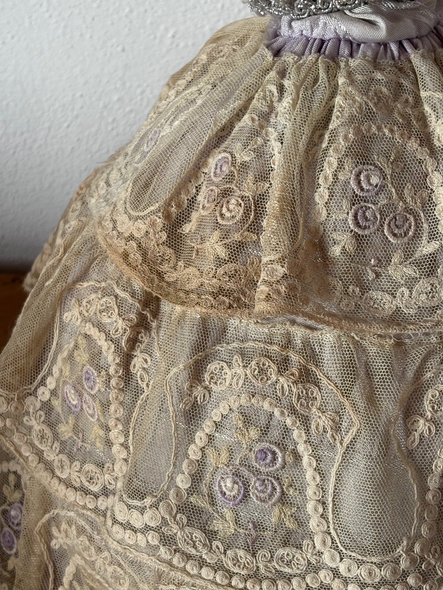Mezza bambola in porcellana con gonna in pizzo vintage