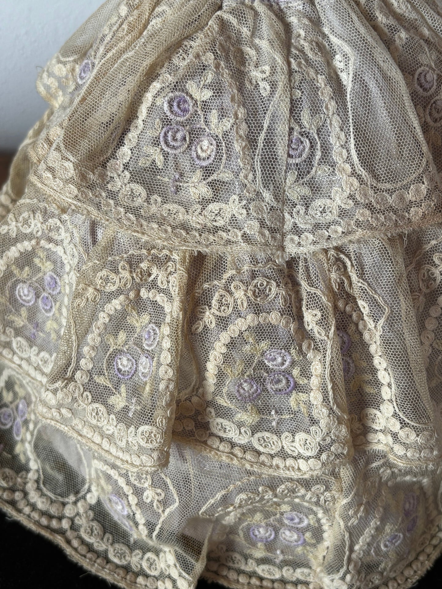 Mezza bambola in porcellana con gonna in pizzo vintage