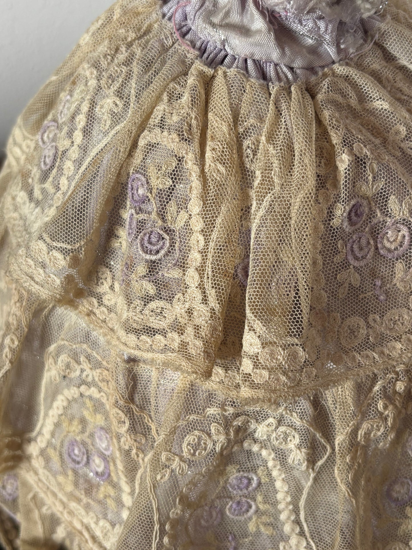Mezza bambola in porcellana con gonna in pizzo vintage