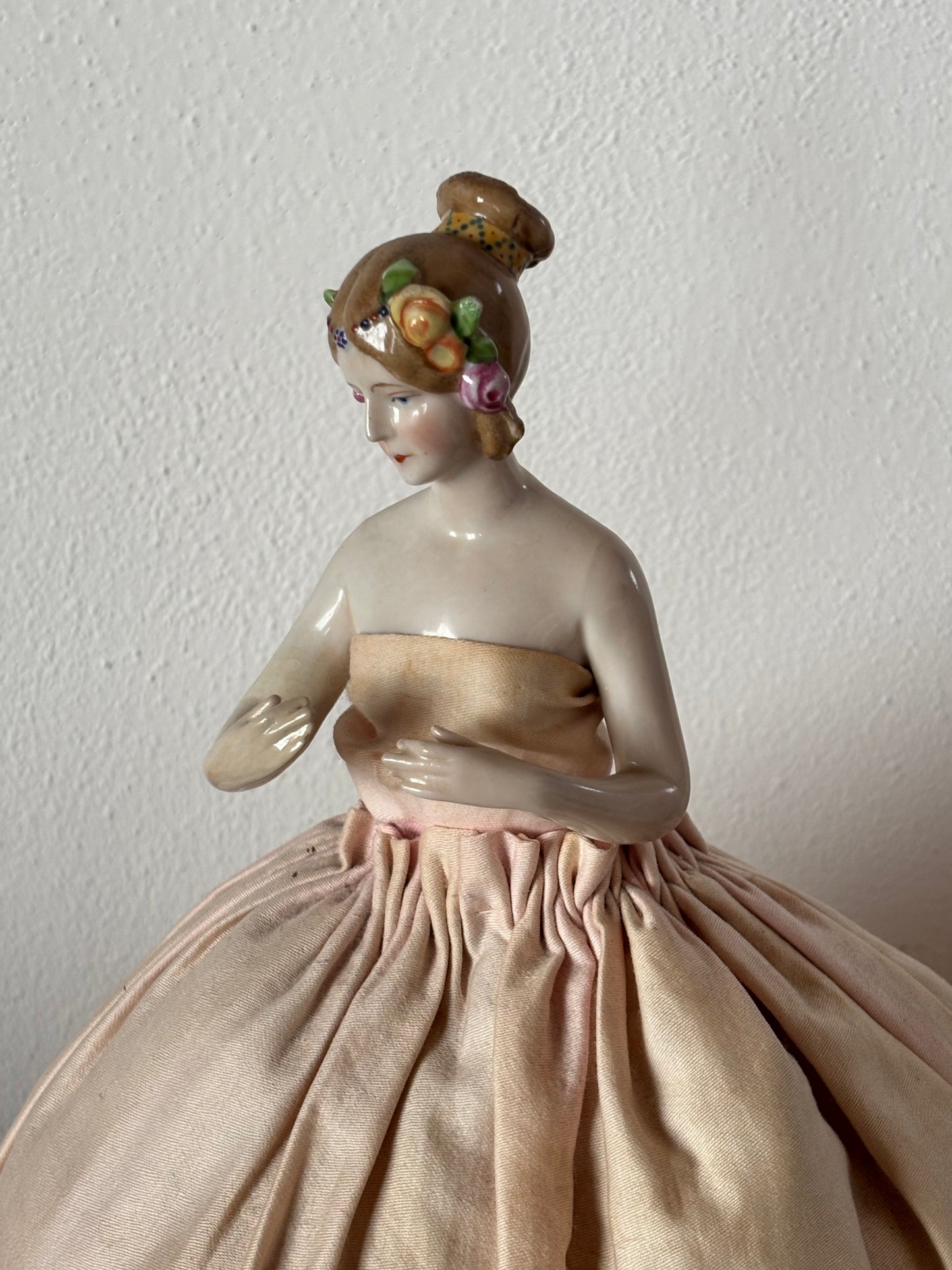 Mezza bambola in porcellana con gonna imbottita vintage
