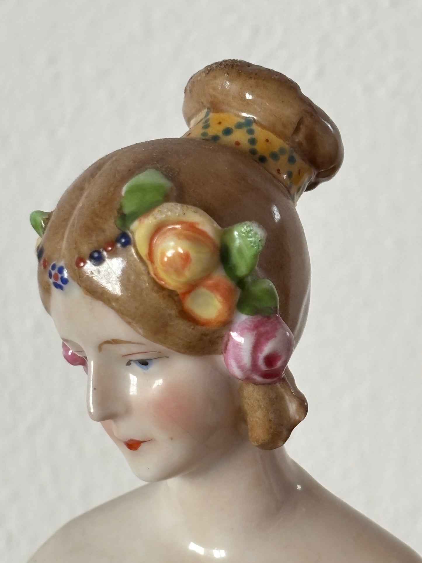 Mezza bambola in porcellana con gonna imbottita vintage