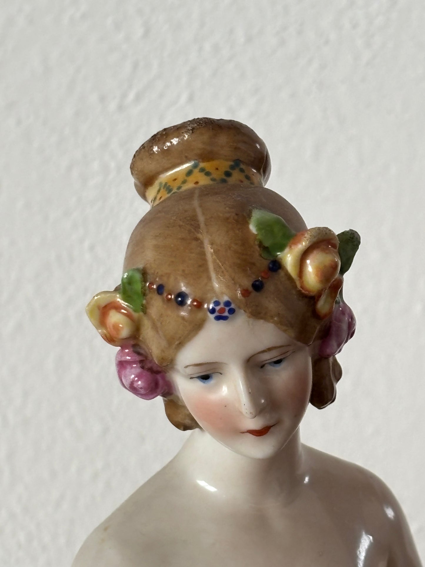 Mezza bambola in porcellana con gonna imbottita vintage
