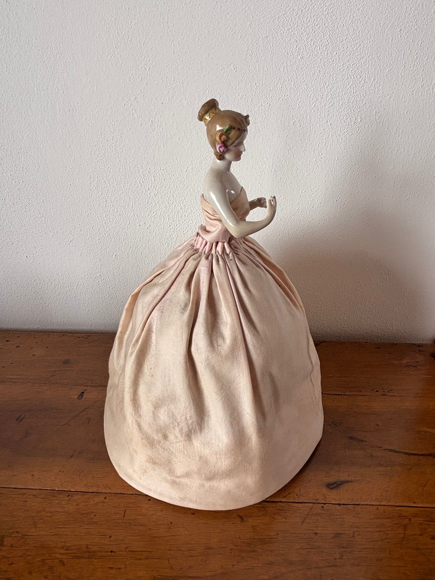 Mezza bambola in porcellana con gonna imbottita vintage