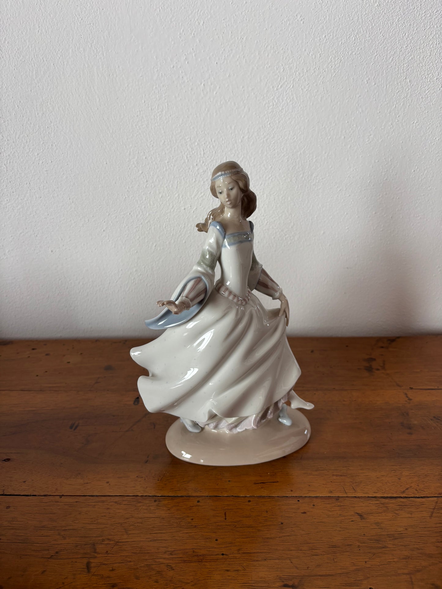 Statuina in ceramica Lladró – Cenerentola in abito da ballo, restaurata