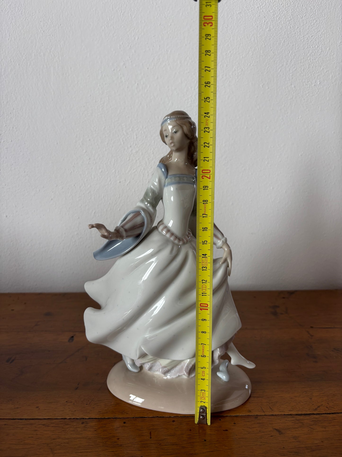 Statuina in ceramica Lladró – Cenerentola in abito da ballo, restaurata