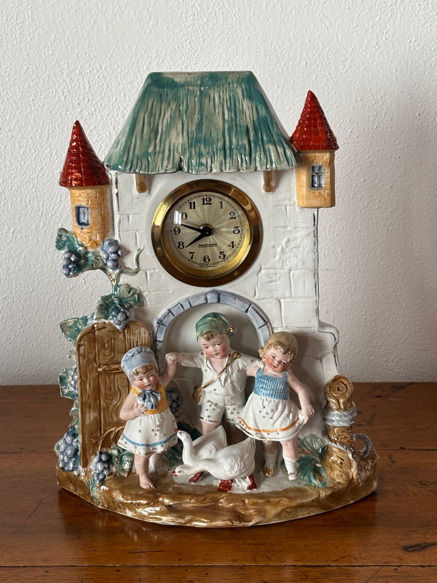Orologio in ceramica decorativa Made in Germany – scena campestre con bambini e oche