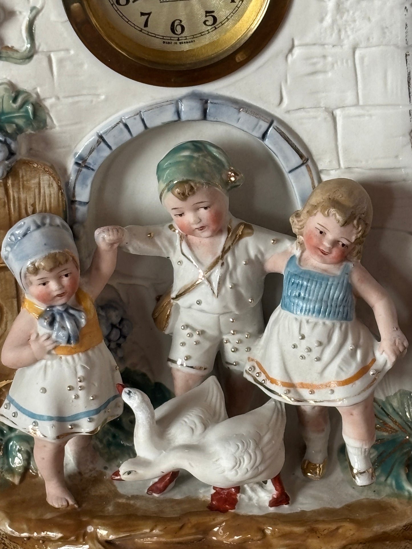 Orologio in ceramica decorativa Made in Germany – scena campestre con bambini e oche