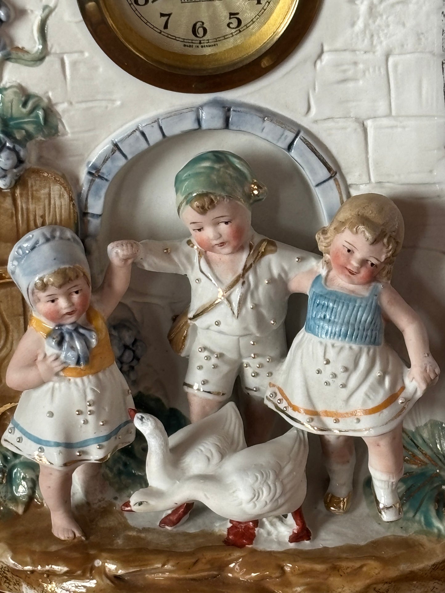 Orologio in ceramica decorativa Made in Germany – scena campestre con bambini e oche
