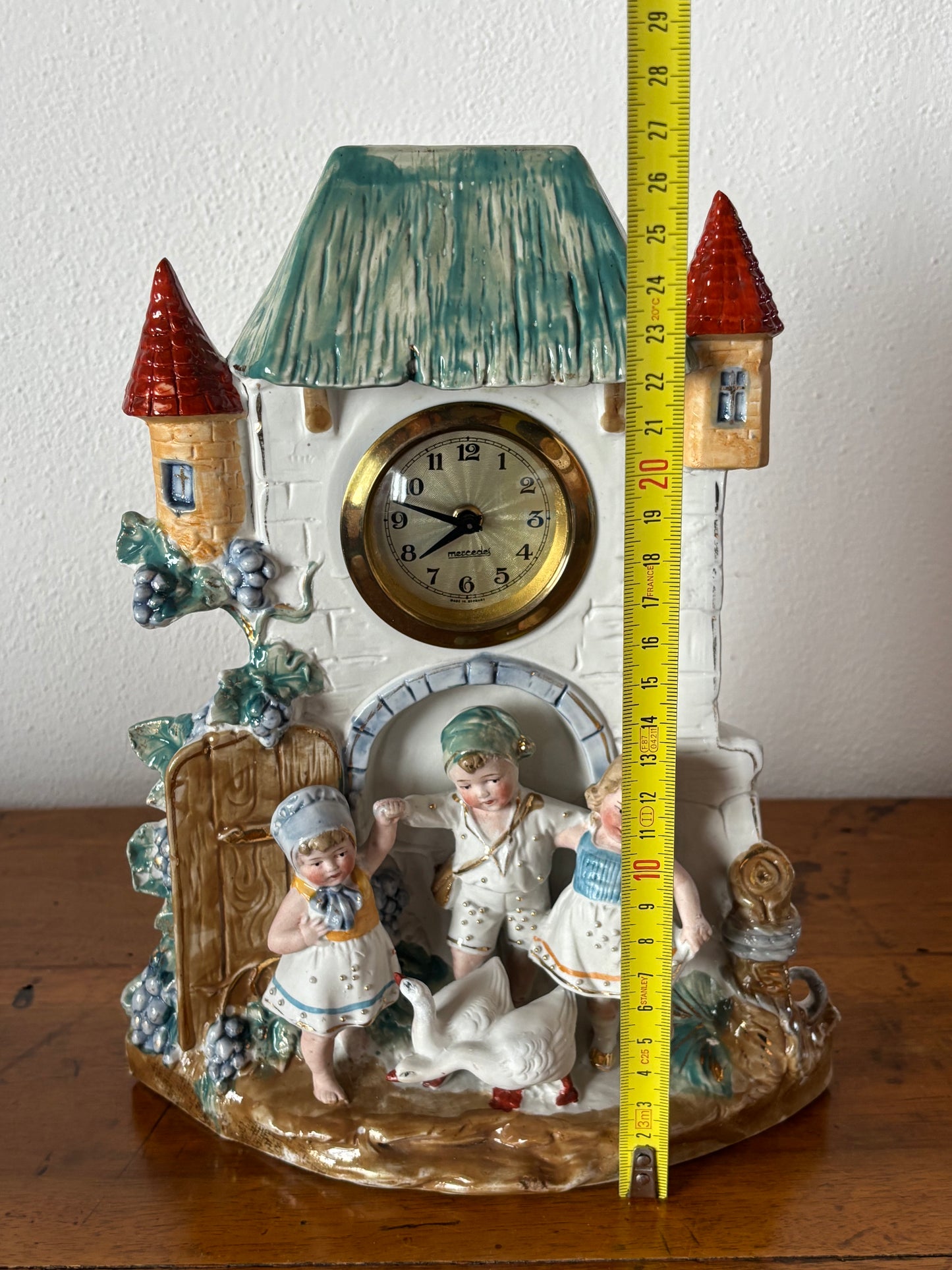 Orologio in ceramica decorativa Made in Germany – scena campestre con bambini e oche