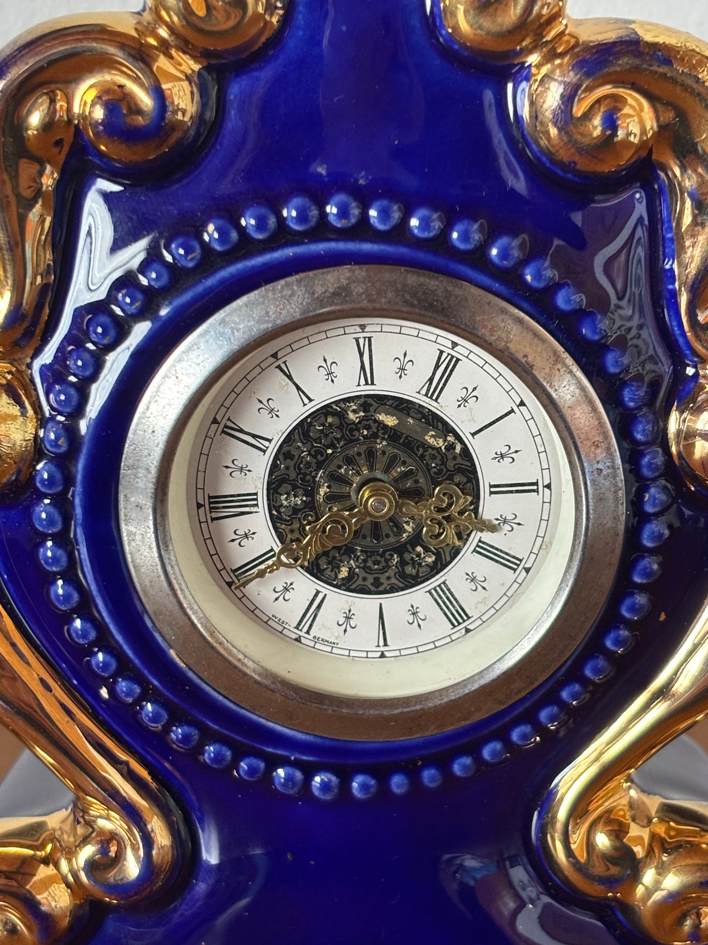 Orologio da tavolo vintage in blu cobalto con decorazioni dorate restaurate in foglia oro