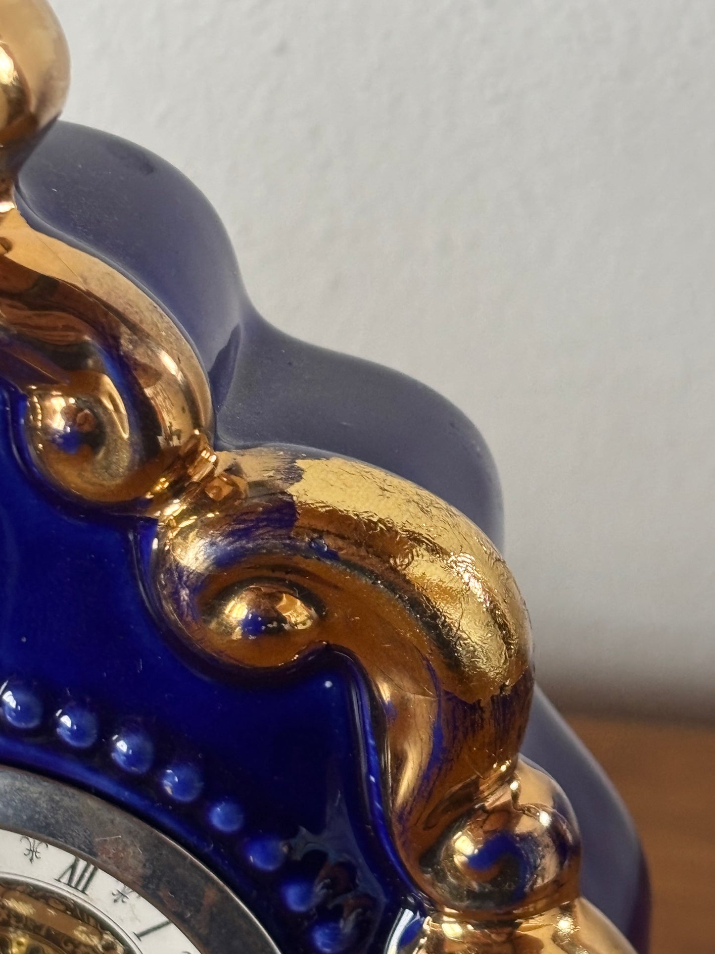 Orologio da tavolo vintage in blu cobalto con decorazioni dorate restaurate in foglia oro
