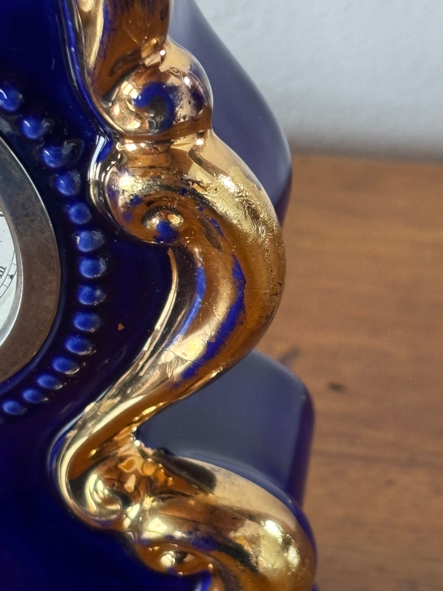 Orologio da tavolo vintage in blu cobalto con decorazioni dorate restaurate in foglia oro