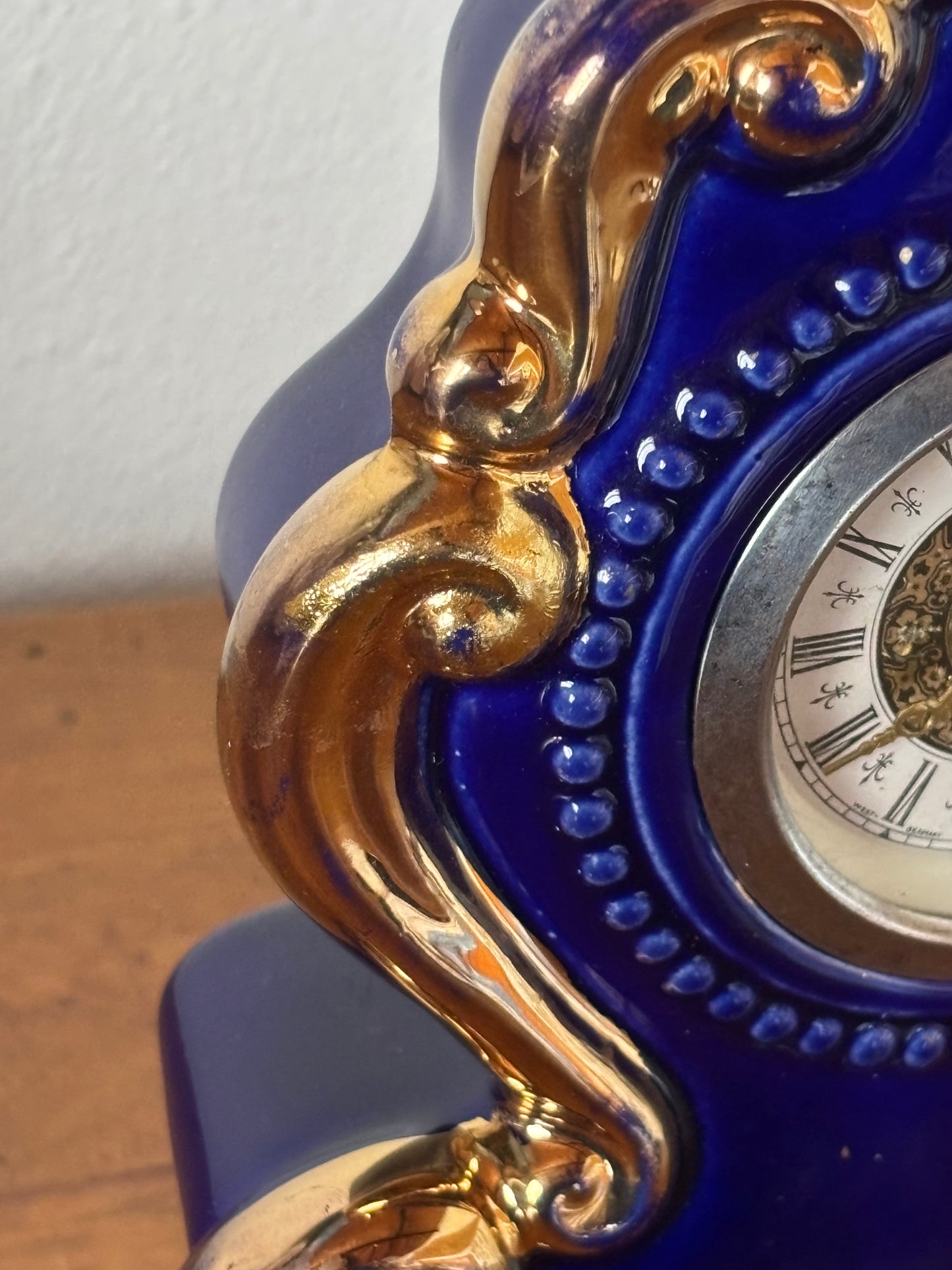 Orologio da tavolo vintage in blu cobalto con decorazioni dorate restaurate in foglia oro