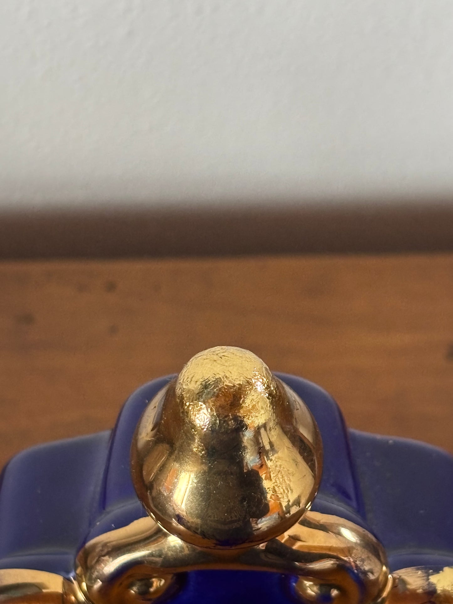 Orologio da tavolo vintage in blu cobalto con decorazioni dorate restaurate in foglia oro