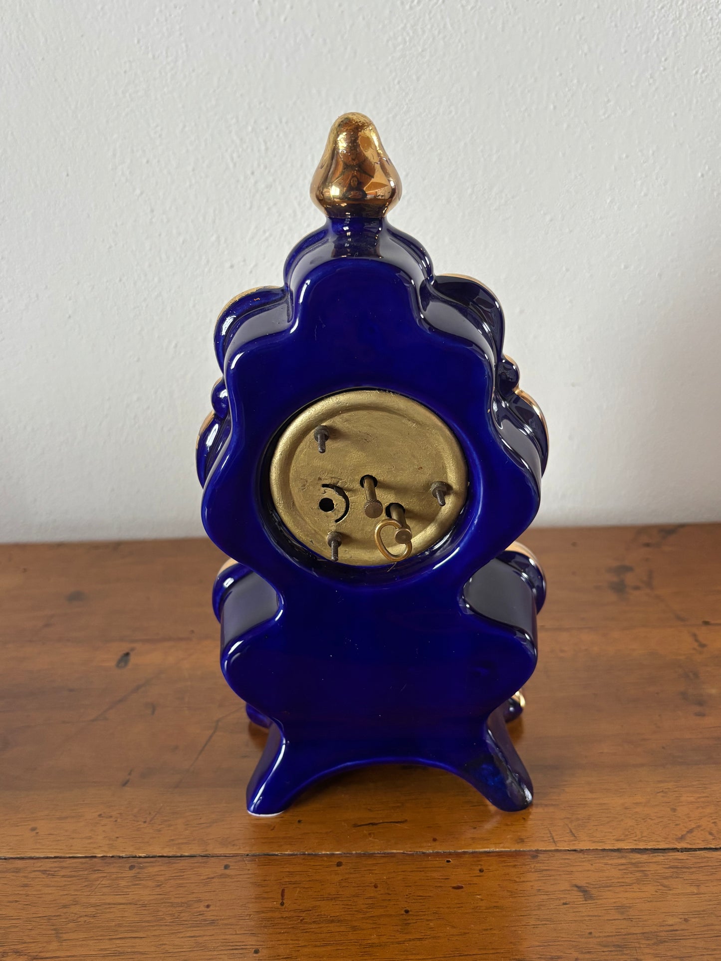 Orologio da tavolo vintage in blu cobalto con decorazioni dorate restaurate in foglia oro