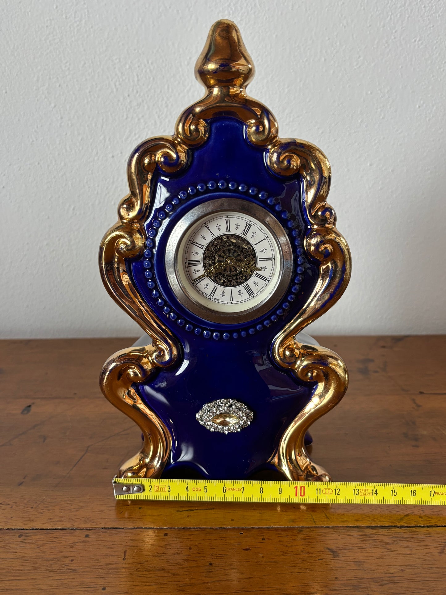 Orologio da tavolo vintage in blu cobalto con decorazioni dorate restaurate in foglia oro