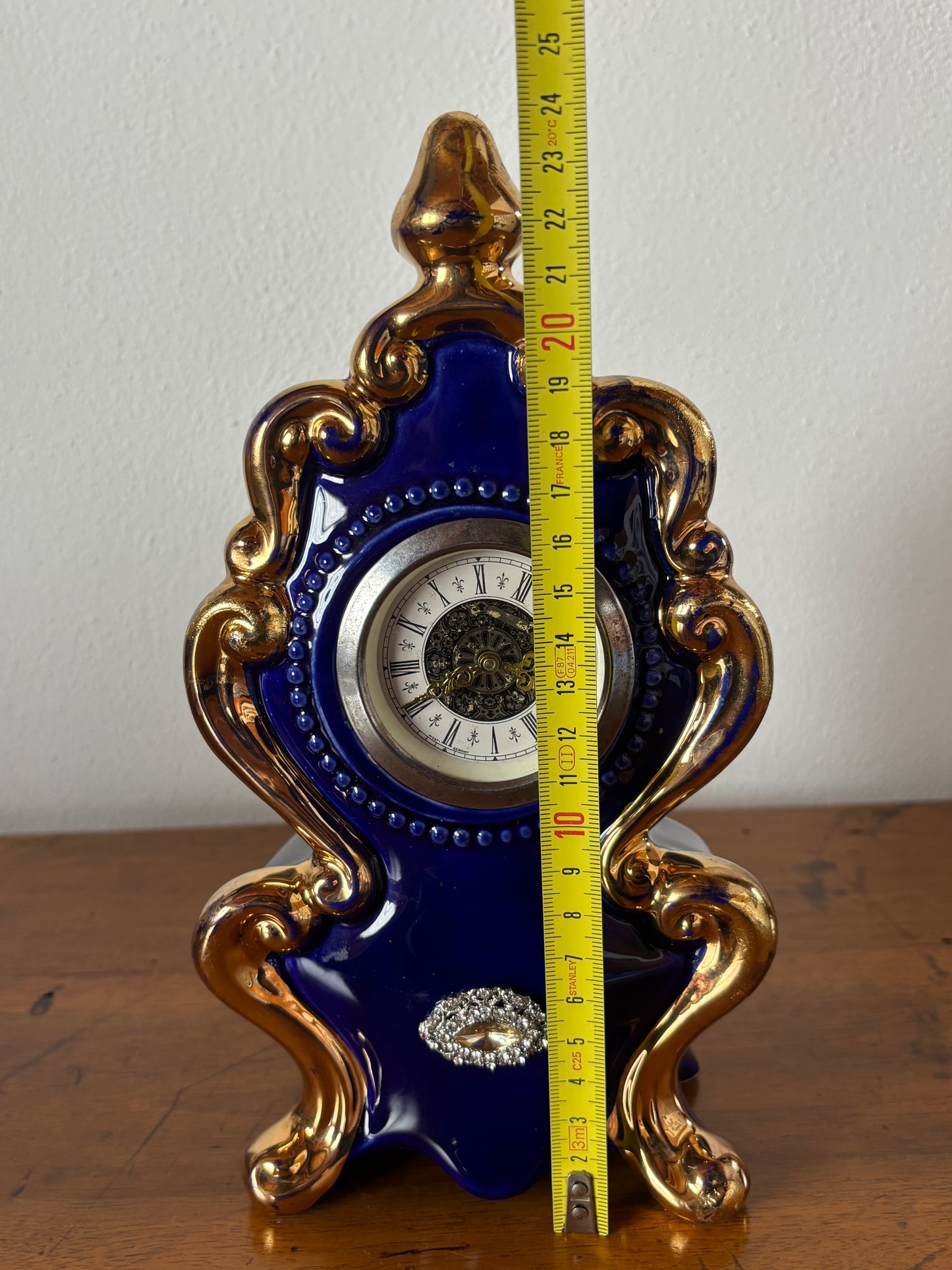 Orologio da tavolo vintage in blu cobalto con decorazioni dorate restaurate in foglia oro