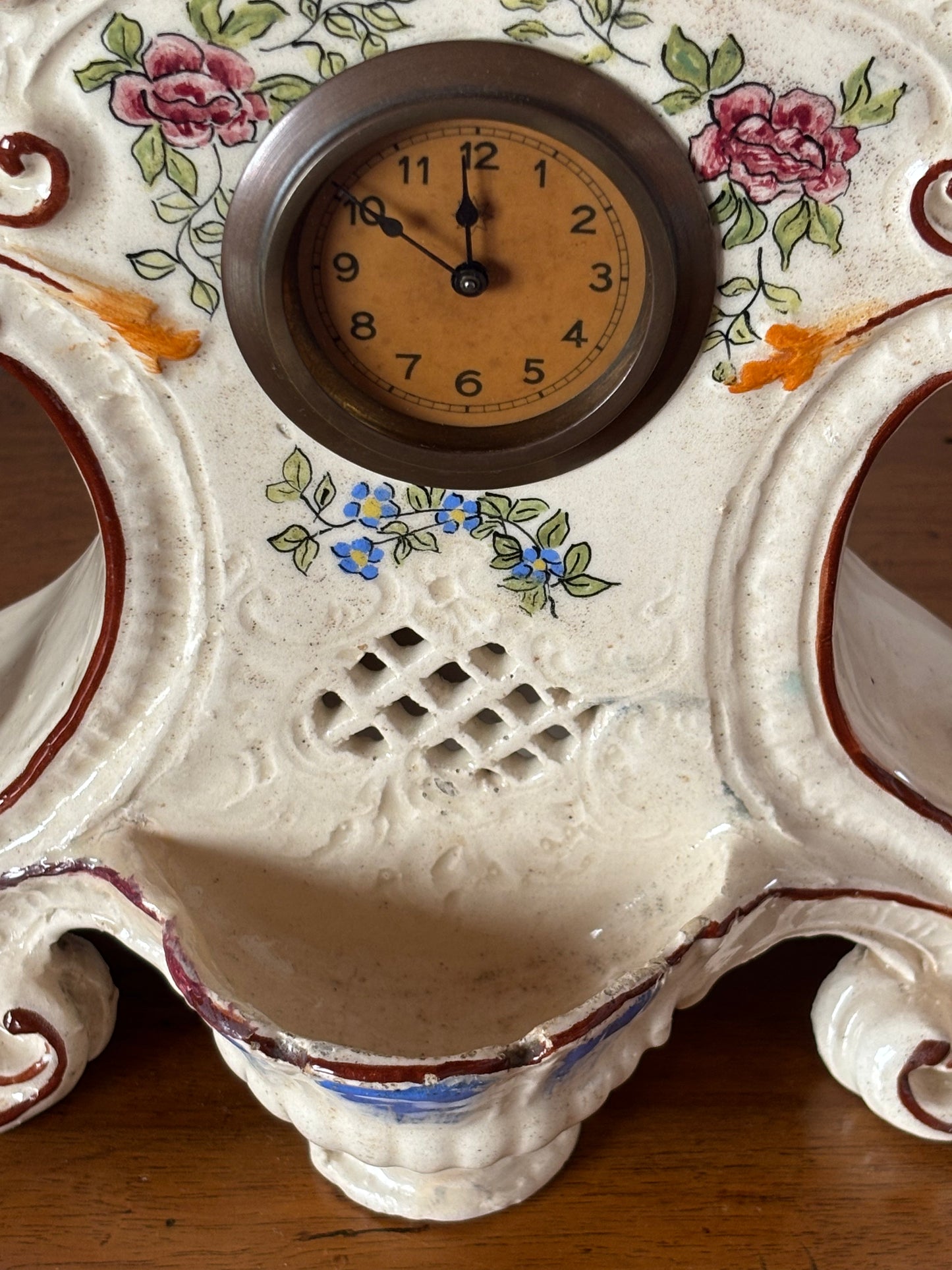Orologio da tavolo in ceramica vintage decorata – marchiato e restaurato