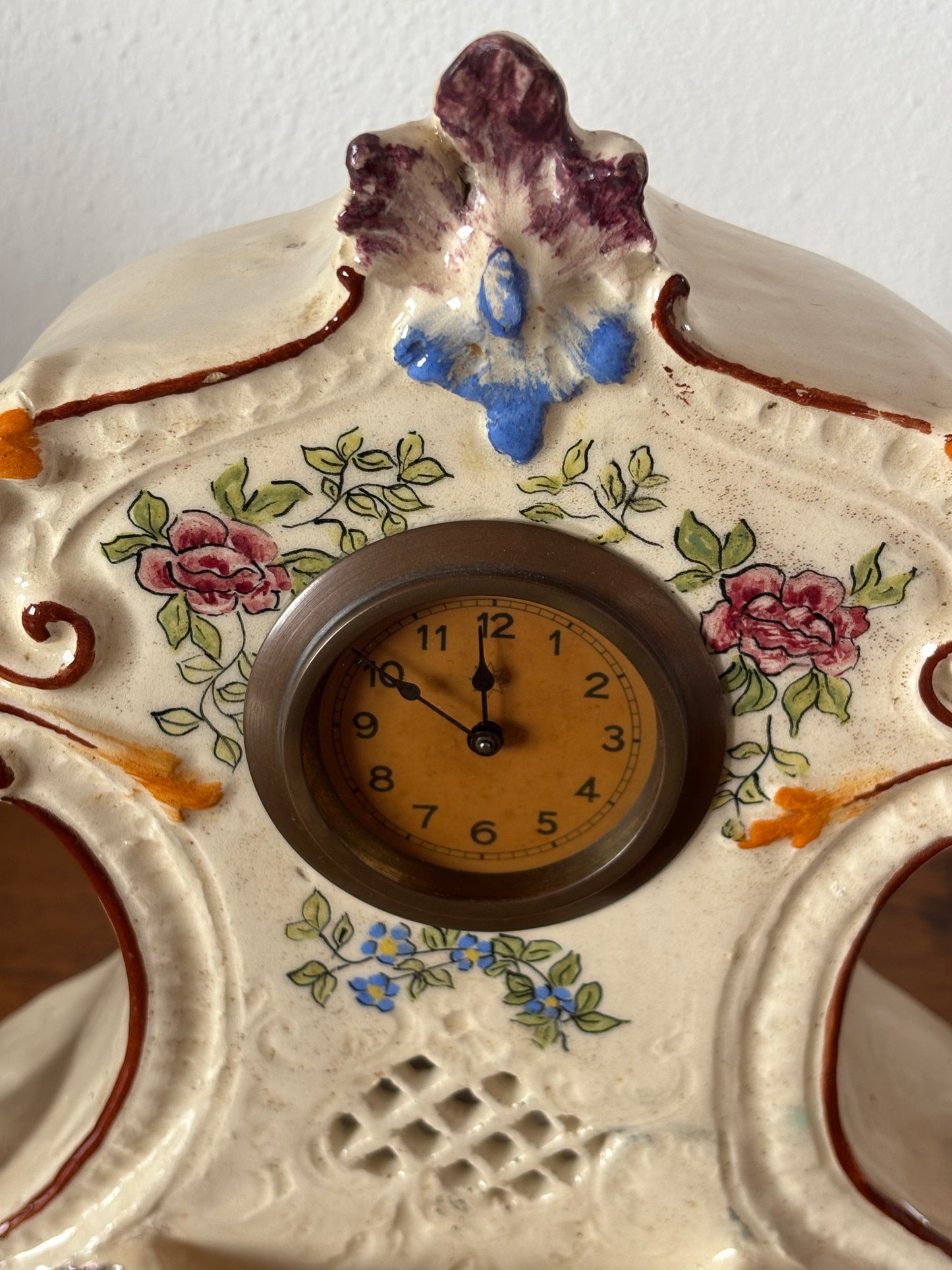 Orologio da tavolo in ceramica vintage decorata – marchiato e restaurato