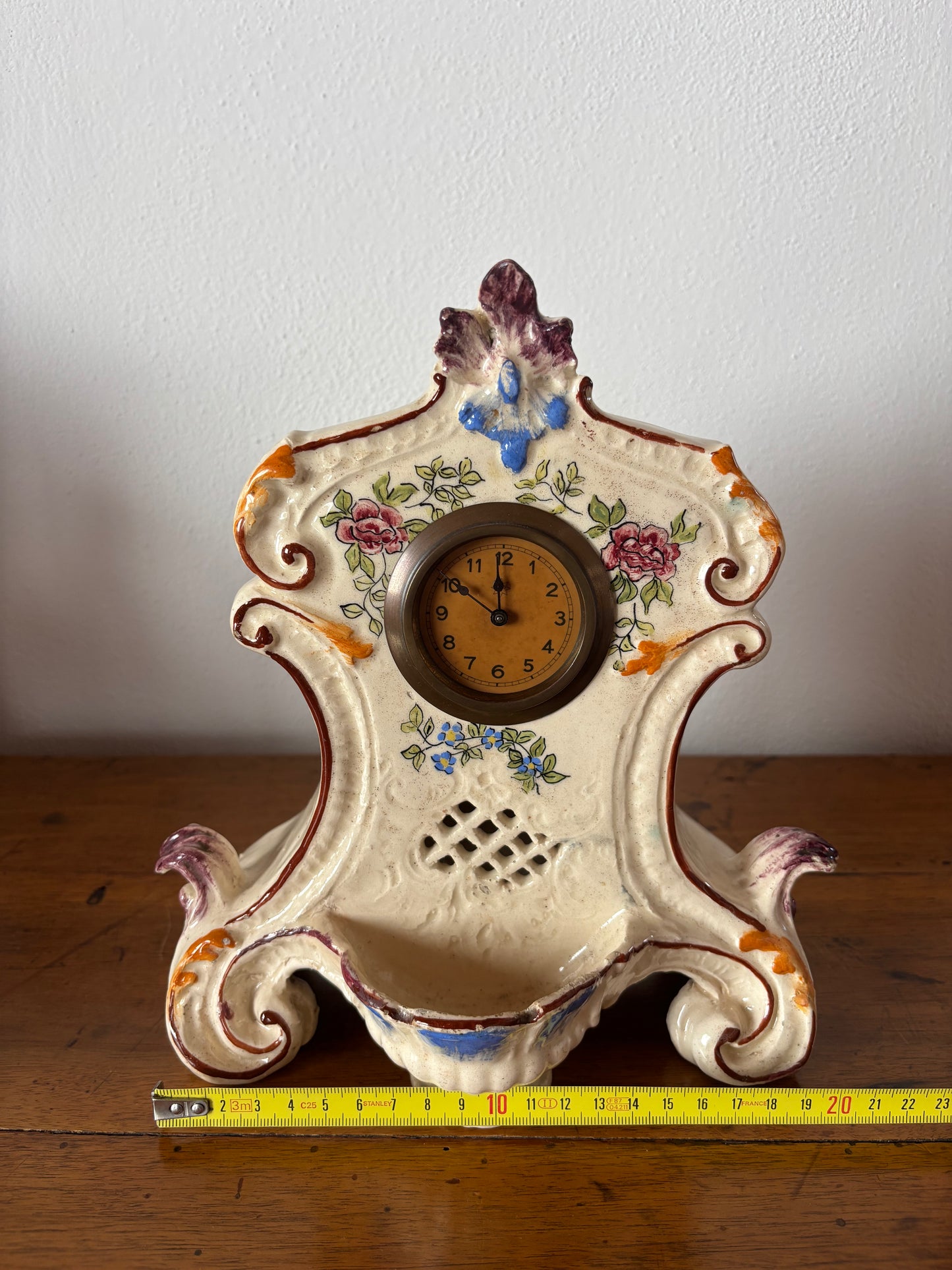 Orologio da tavolo in ceramica vintage decorata – marchiato e restaurato