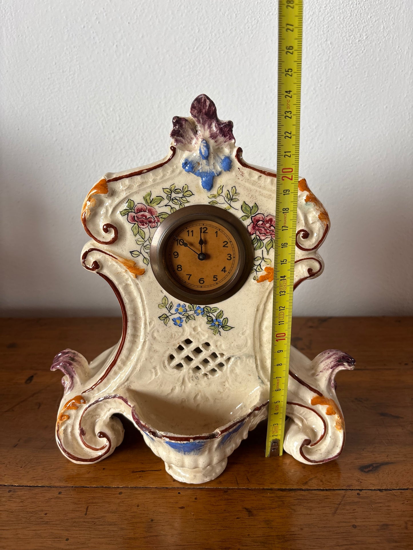 Orologio da tavolo in ceramica vintage decorata – marchiato e restaurato