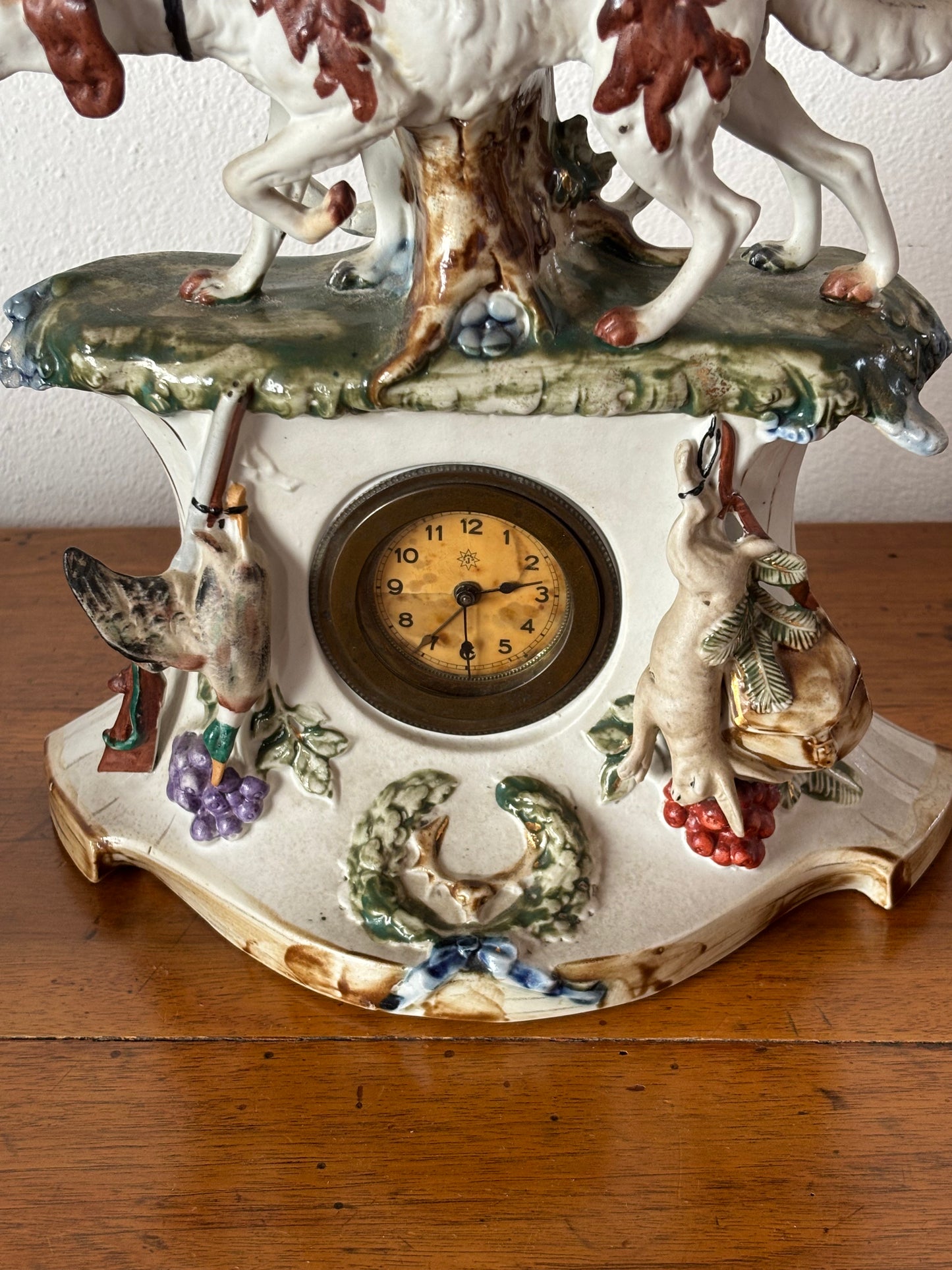Orologio da caminetto in ceramica vintage – scena di caccia, restaurato