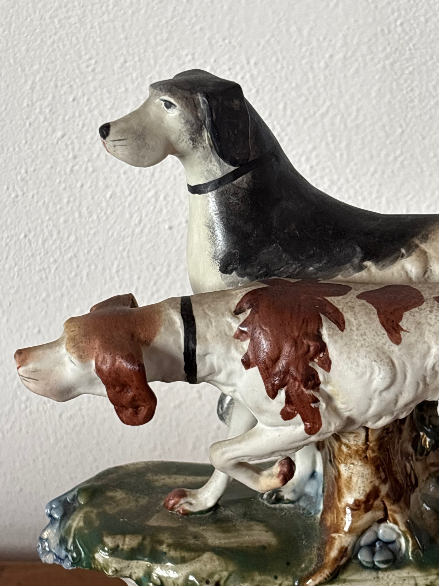 Orologio da caminetto in ceramica vintage – scena di caccia, restaurato
