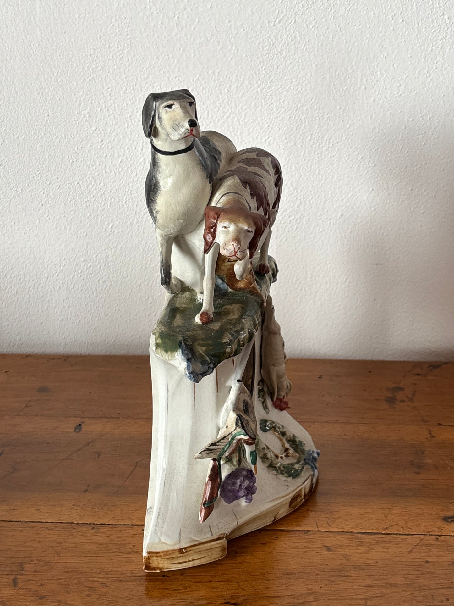 Orologio da caminetto in ceramica vintage – scena di caccia, restaurato