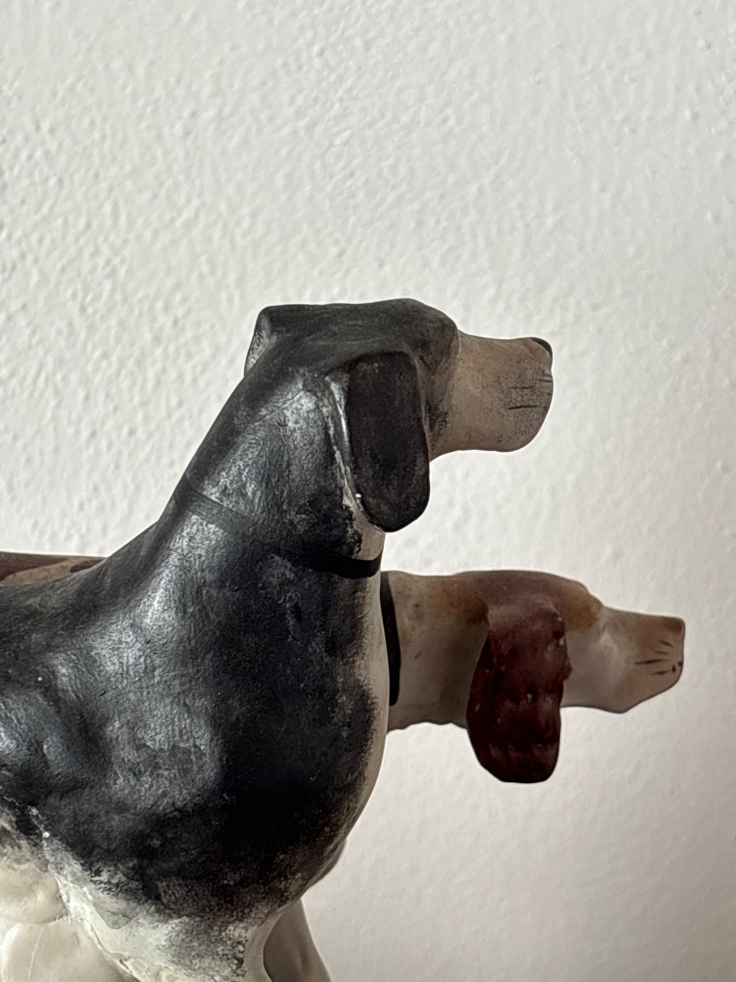Orologio da caminetto in ceramica vintage – scena di caccia, restaurato