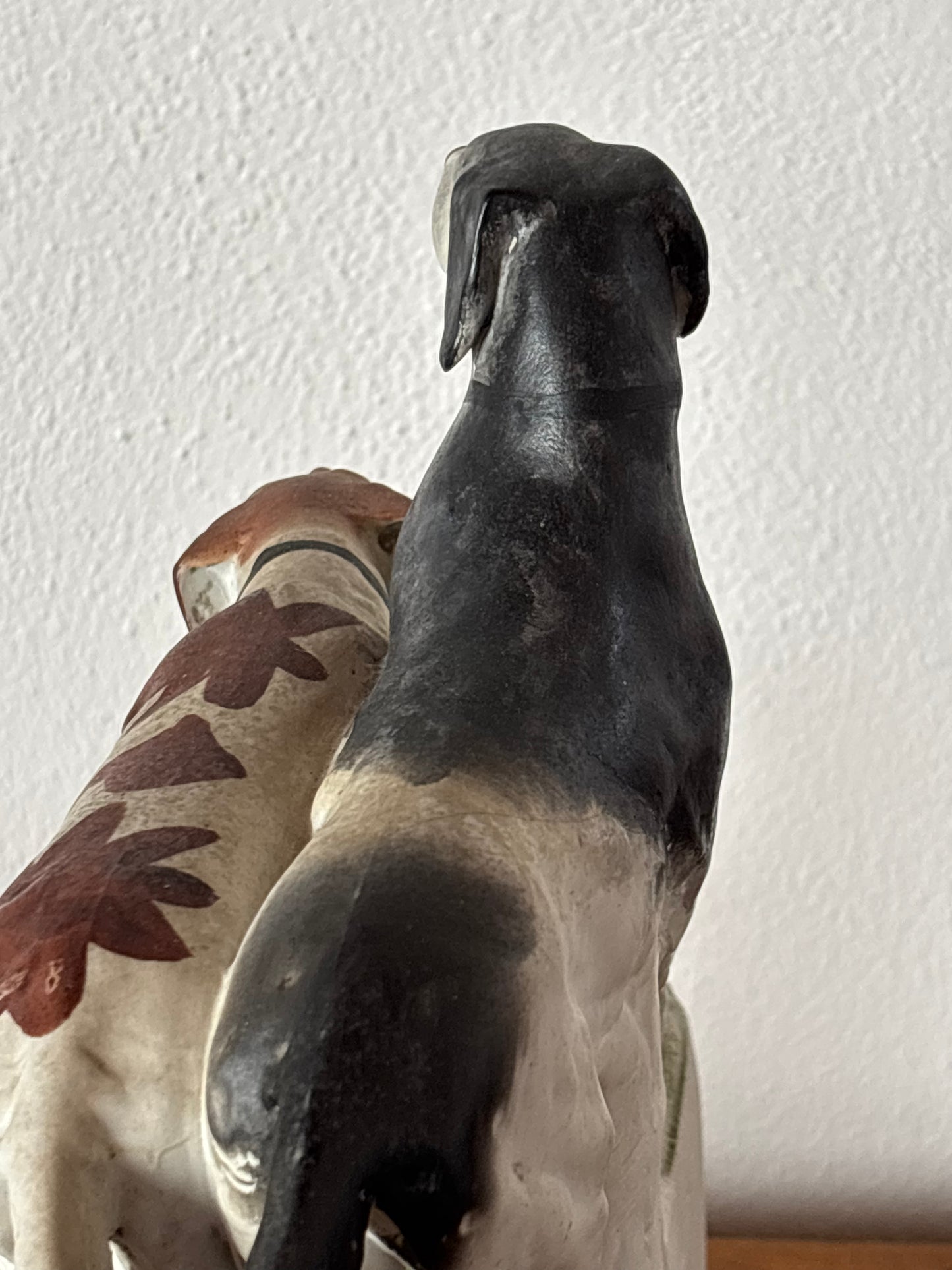 Orologio da caminetto in ceramica vintage – scena di caccia, restaurato