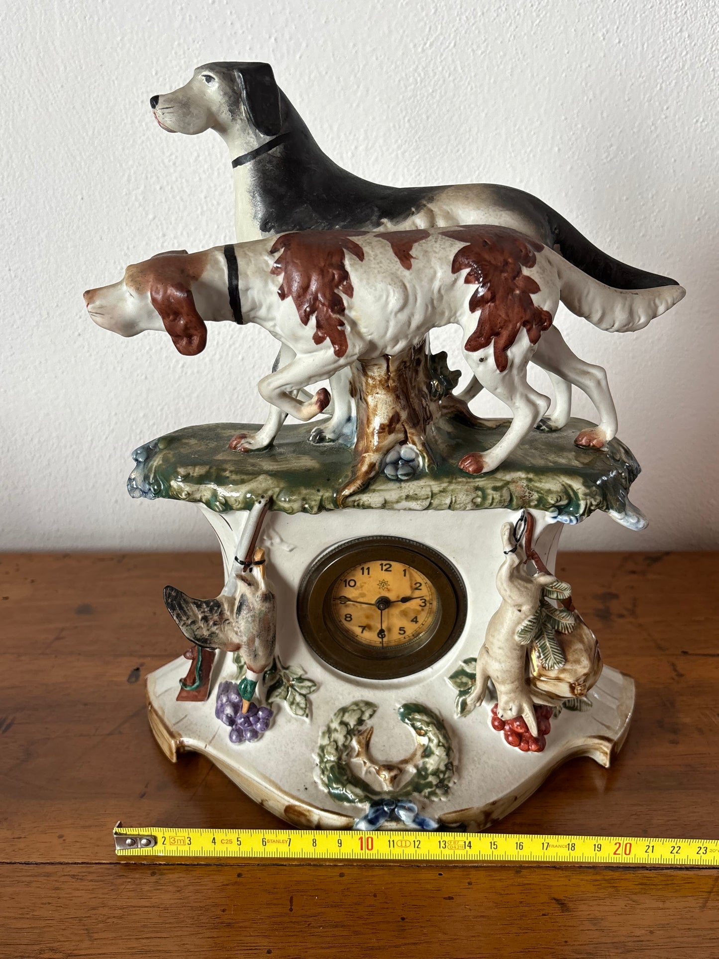Orologio da caminetto in ceramica vintage – scena di caccia, restaurato