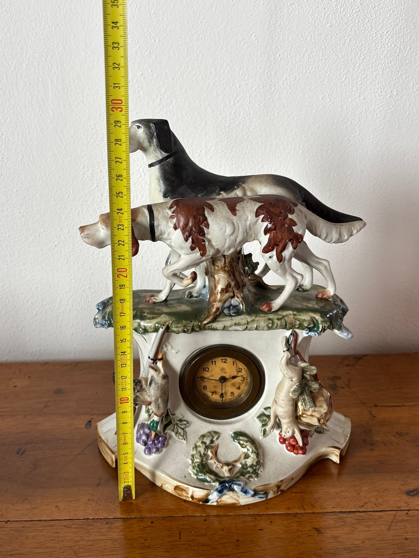 Orologio da caminetto in ceramica vintage – scena di caccia, restaurato