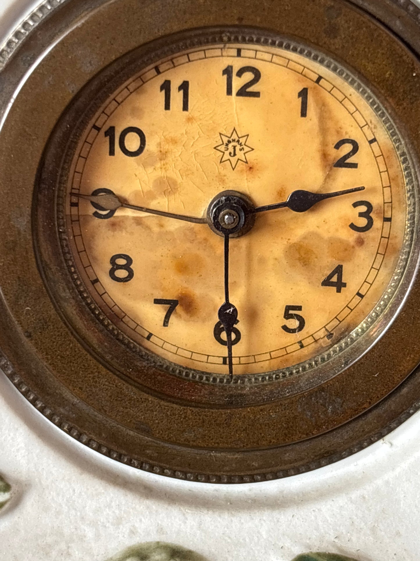 Orologio da caminetto in ceramica vintage – scena di caccia, restaurato