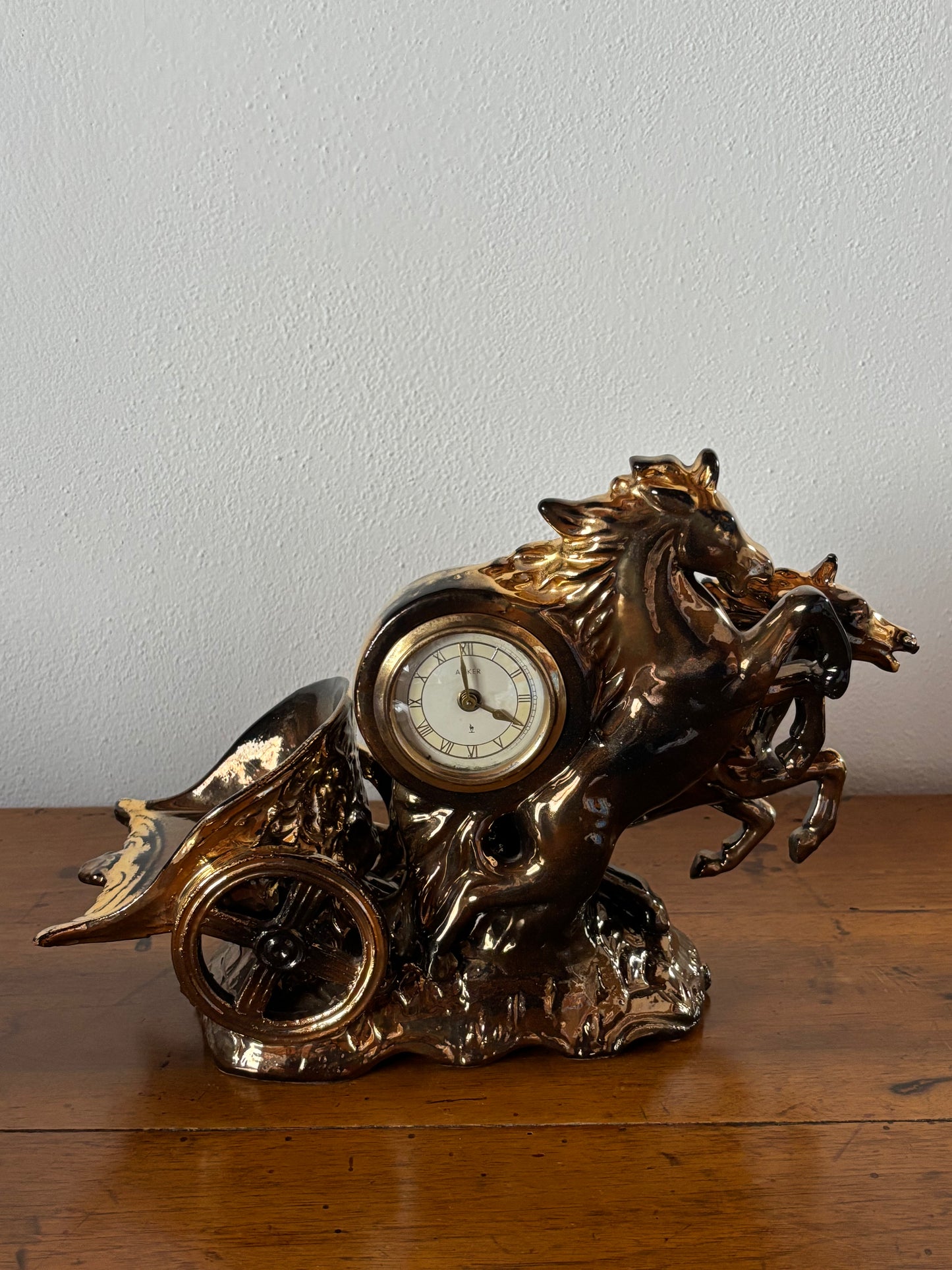 Orologio da tavolo in ceramica Anker anni ’40 – scena con cavalli rampanti, restaurato