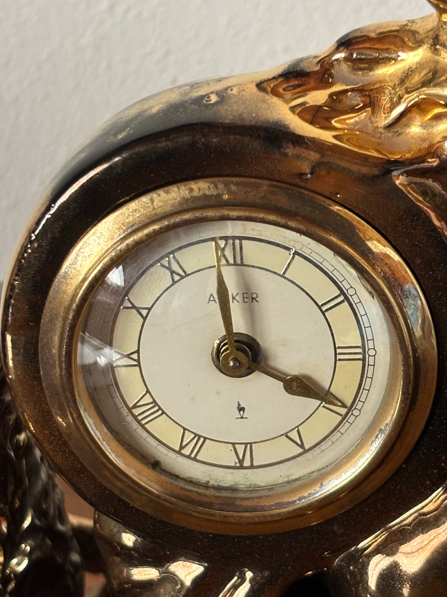 Orologio da tavolo in ceramica Anker anni ’40 – scena con cavalli rampanti, restaurato