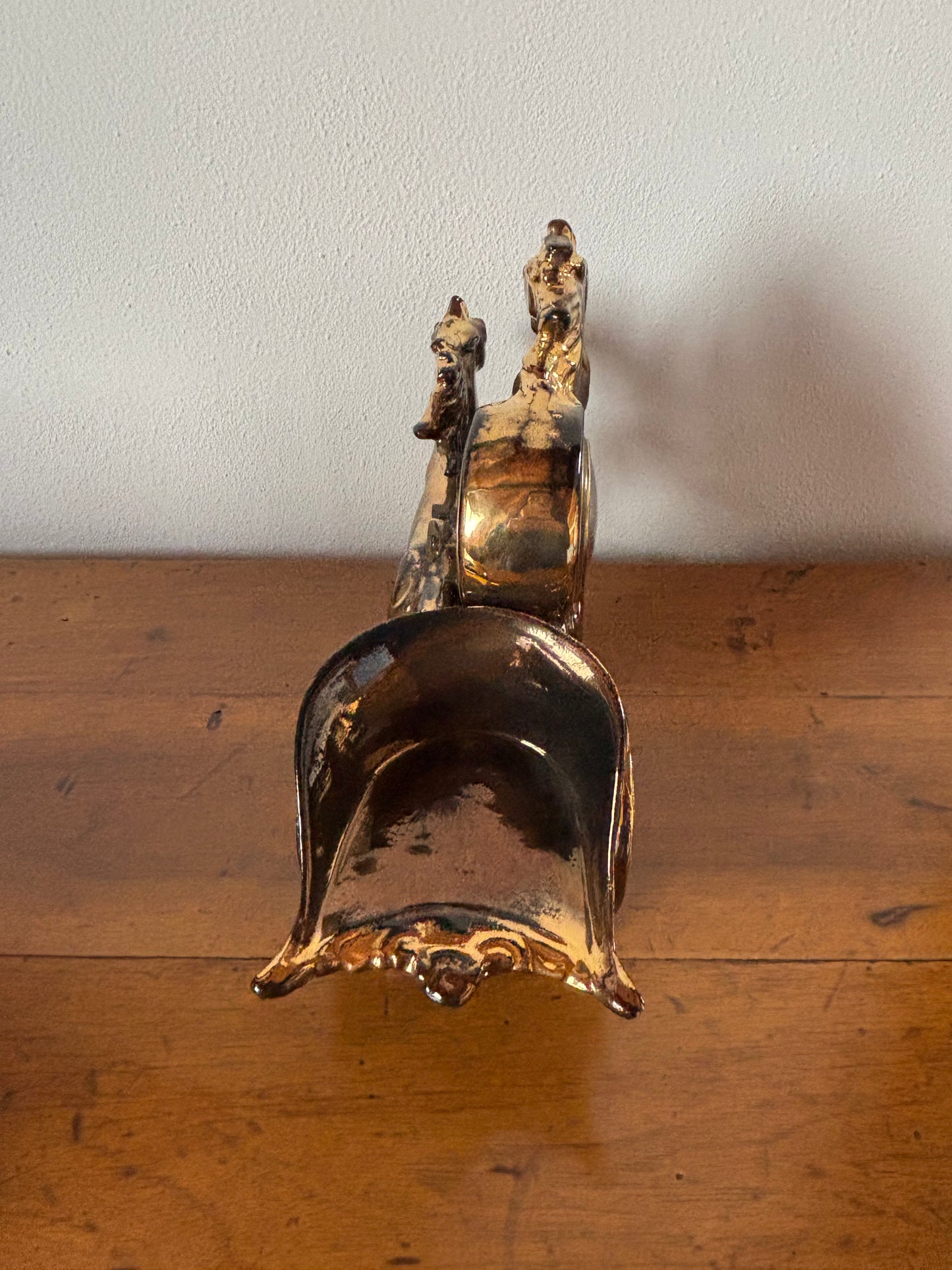 Orologio da tavolo in ceramica Anker anni ’40 – scena con cavalli rampanti, restaurato