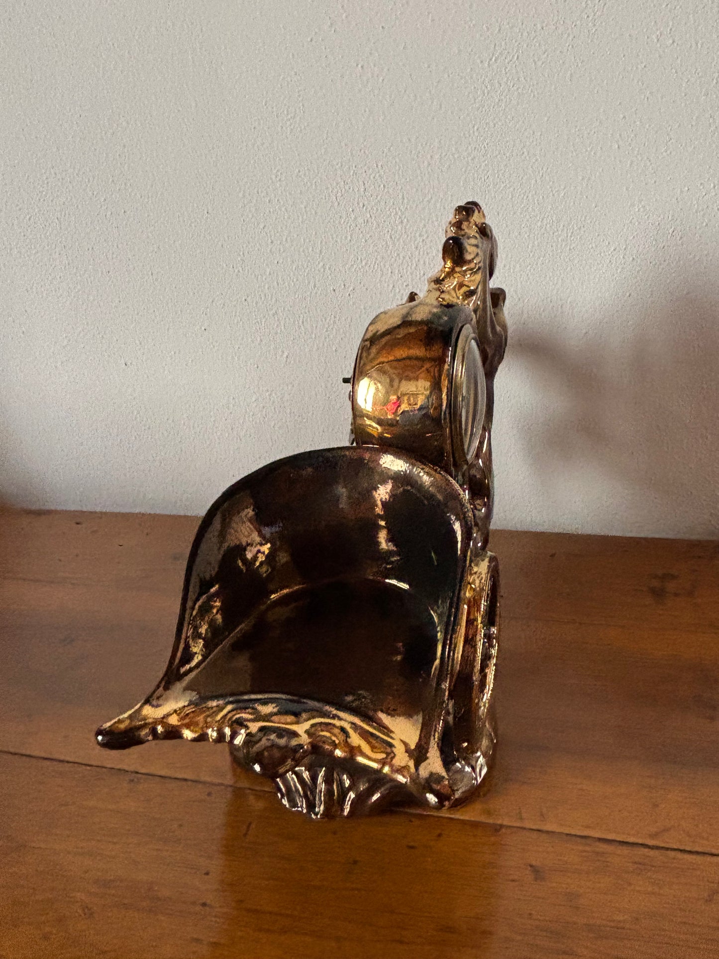 Orologio da tavolo in ceramica Anker anni ’40 – scena con cavalli rampanti, restaurato