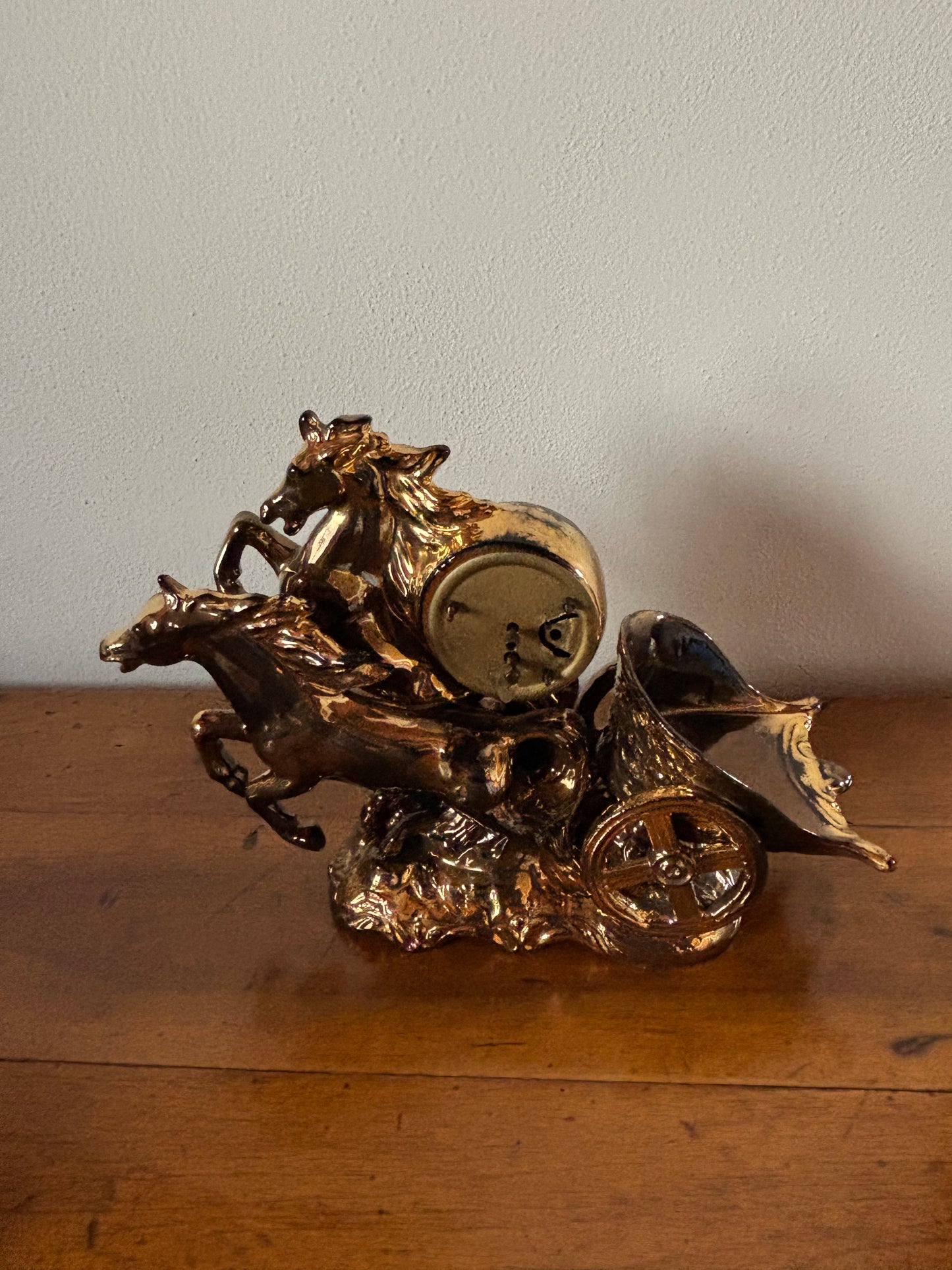 Orologio da tavolo in ceramica Anker anni ’40 – scena con cavalli rampanti, restaurato