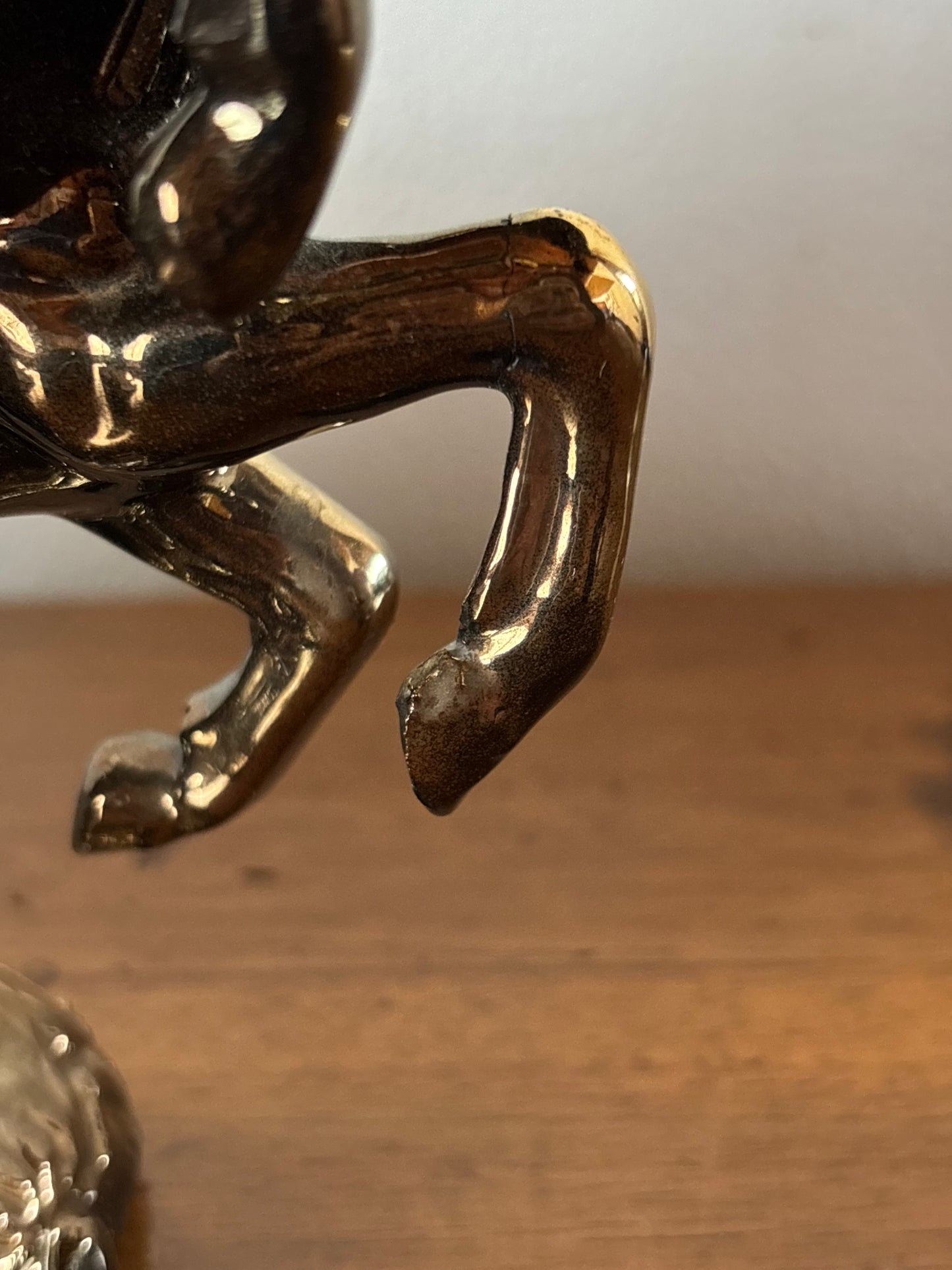 Orologio da tavolo in ceramica Anker anni ’40 – scena con cavalli rampanti, restaurato