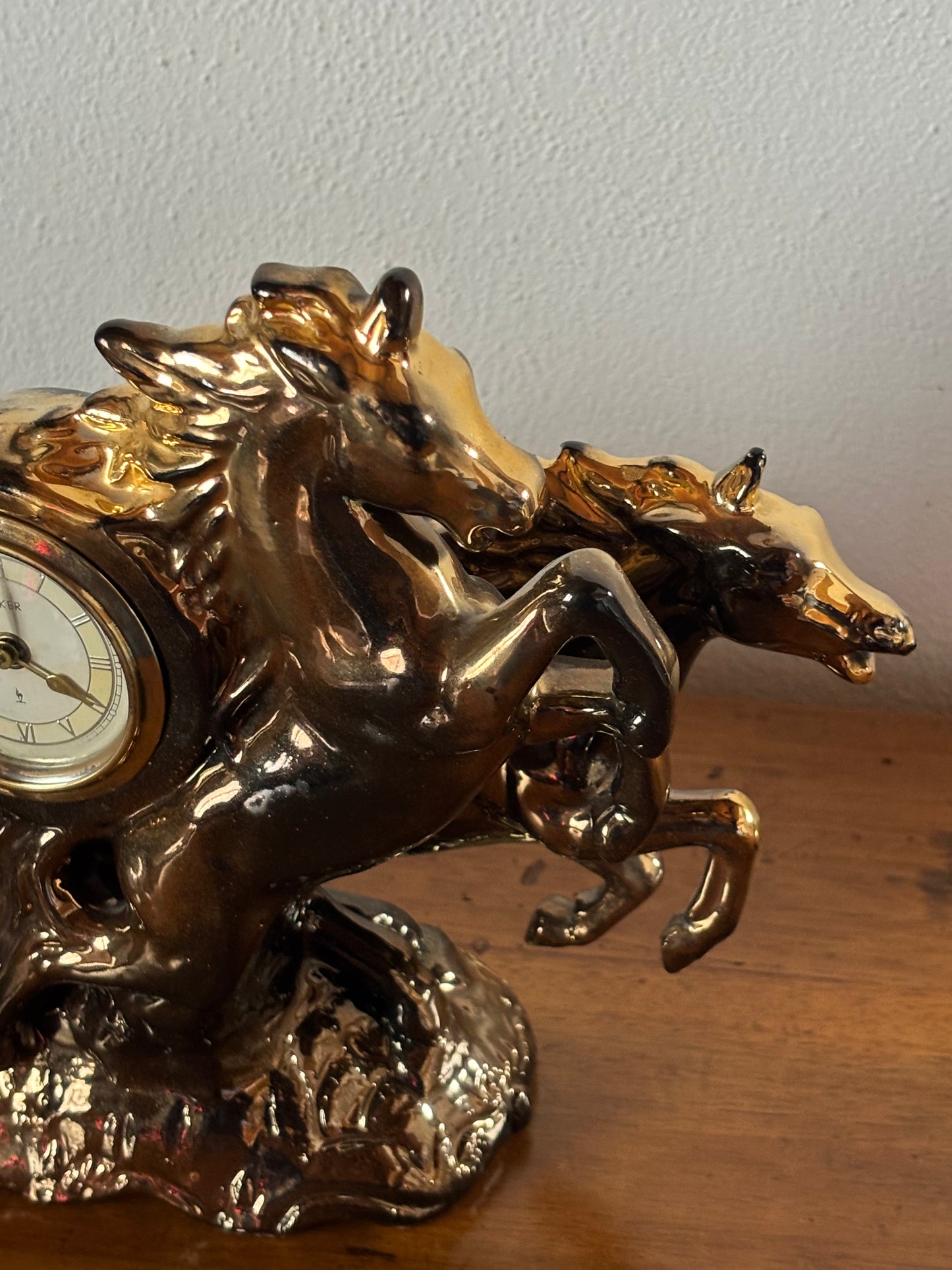 Orologio da tavolo in ceramica Anker anni ’40 – scena con cavalli rampanti, restaurato