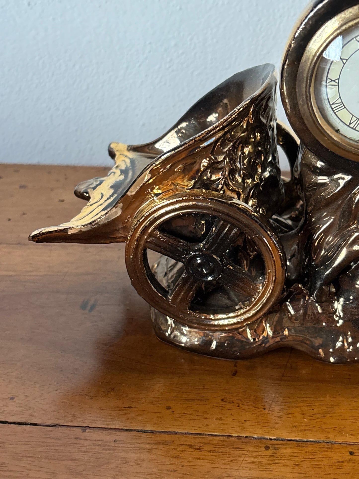 Orologio da tavolo in ceramica Anker anni ’40 – scena con cavalli rampanti, restaurato