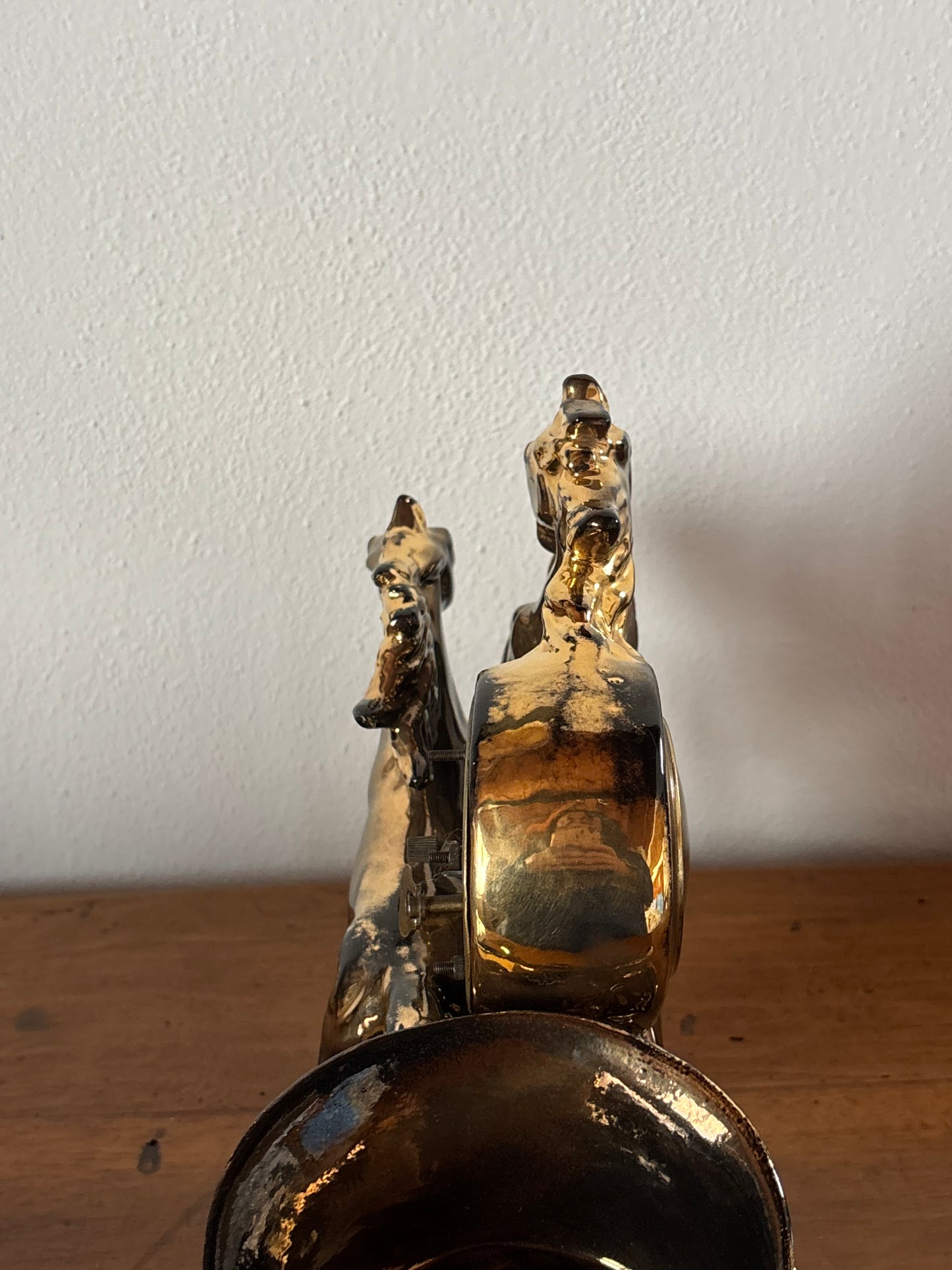 Orologio da tavolo in ceramica Anker anni ’40 – scena con cavalli rampanti, restaurato