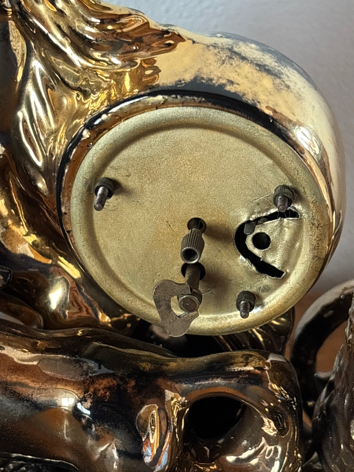 Orologio da tavolo in ceramica Anker anni ’40 – scena con cavalli rampanti, restaurato